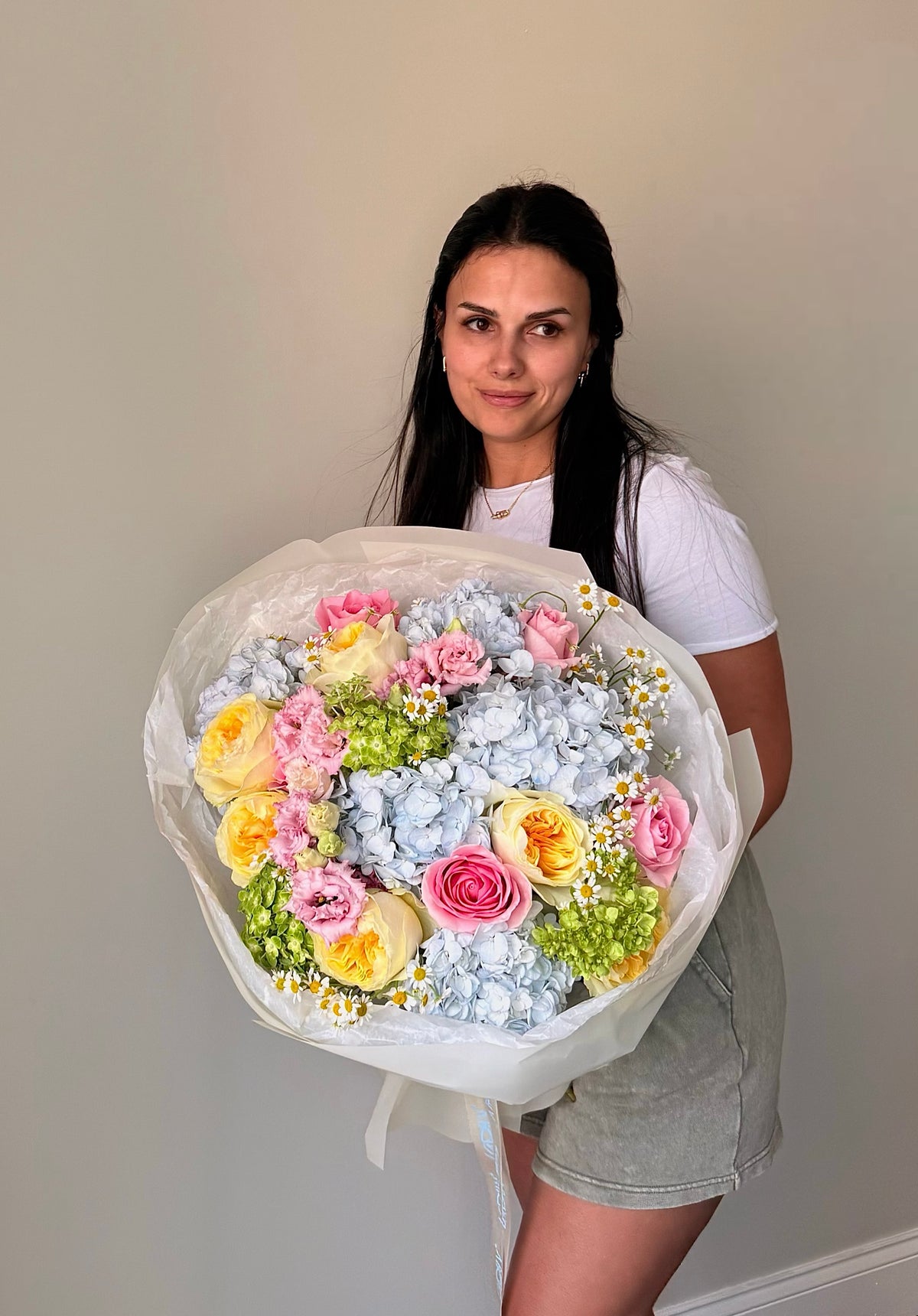 BOUQUET “ENDLESS SUMMER” — HYDRANGEAS, GARDEN ROSES, PREMIUM ROSES, LISIANTHUS, STOCK, CHAMOMILE