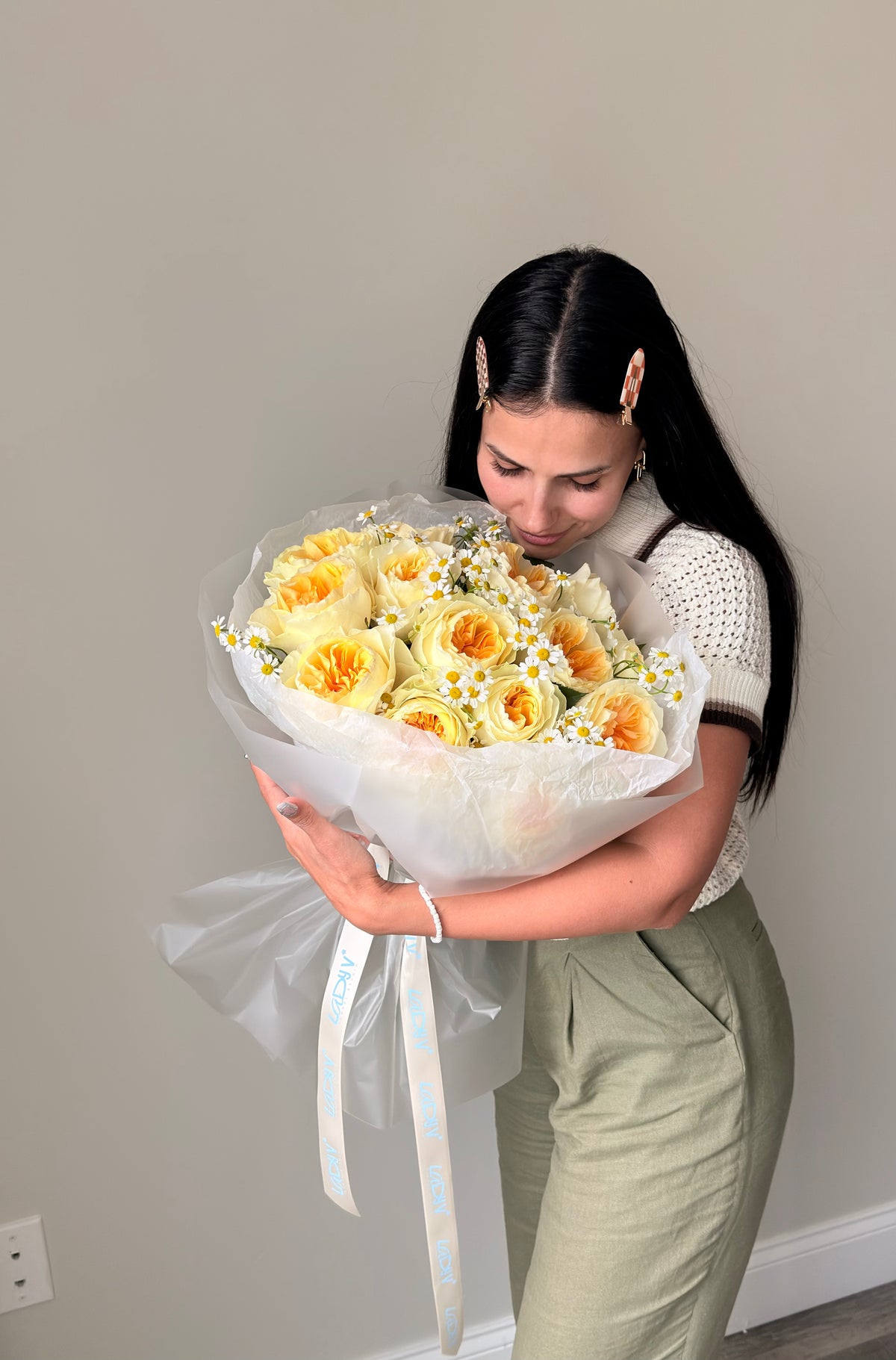 BOUQUET “GOLDEN MORNING” — GARDEN ROSES, CHAMOMILE
