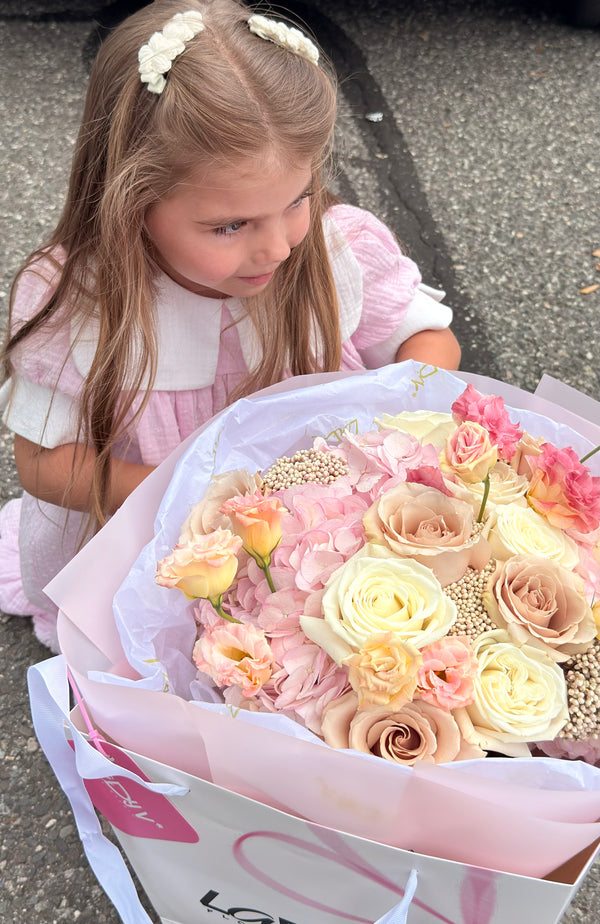 BOUQUET “SWEET EMBRACE” — ROSES, HYDRANGEA & SEASONAL BLOOMS
