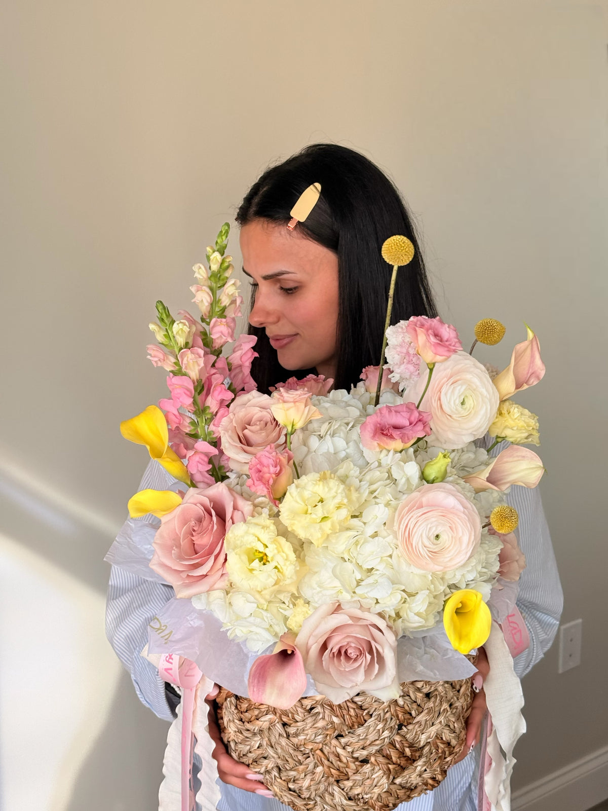 FLOWER BASKET “SUNLIT ROMANCE” — HYDRANGEA, RANUNCULUS, CALLA LILIES & SEASONAL BLOOMS