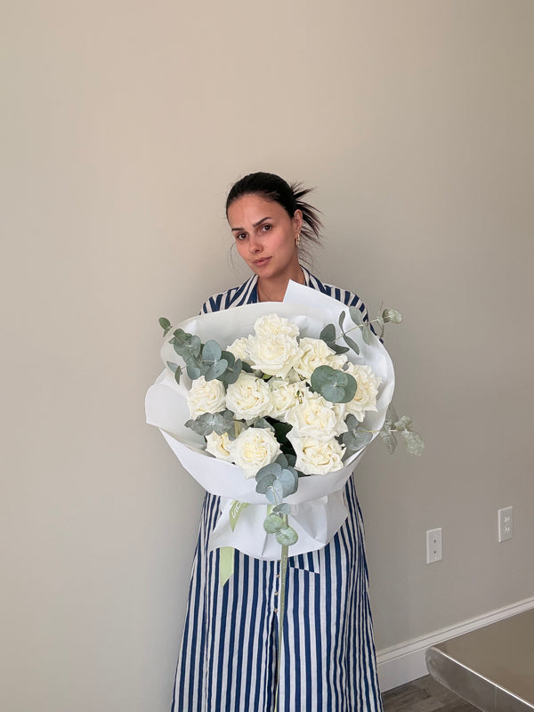 BOUQUET “IVORY ELEGANCE” — PREMIUM ROSES, EUCALYPTUS