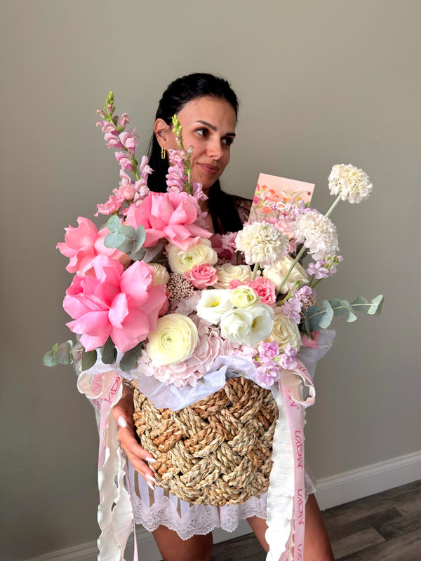 FLOWER BASKET “SECRET GARDEN” — GARDEN ROSES, RANUNCULUS, LISIANTHUS, STOCK, HYDRANGEA